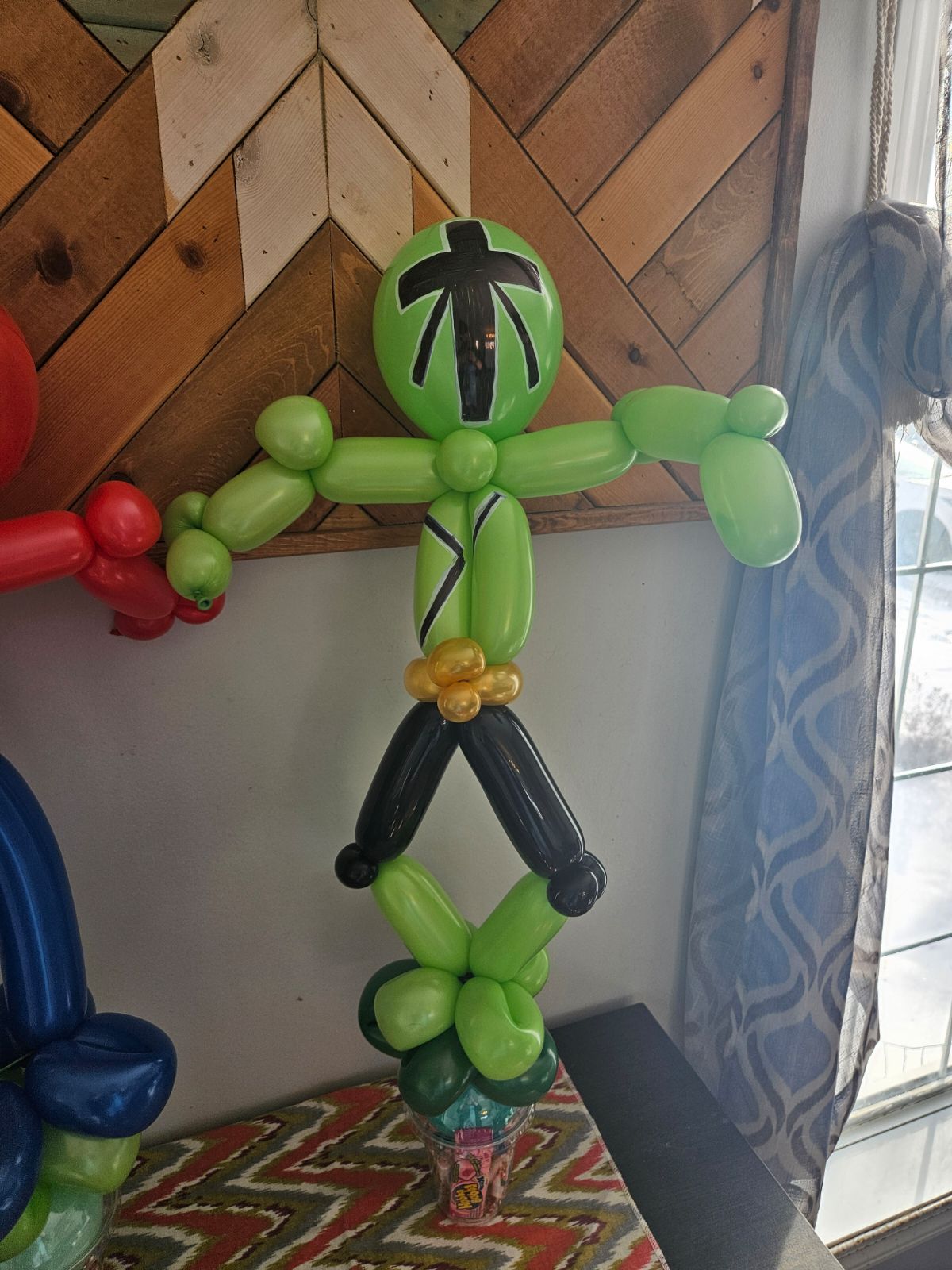 Balloon green power ranger on a candy cup
