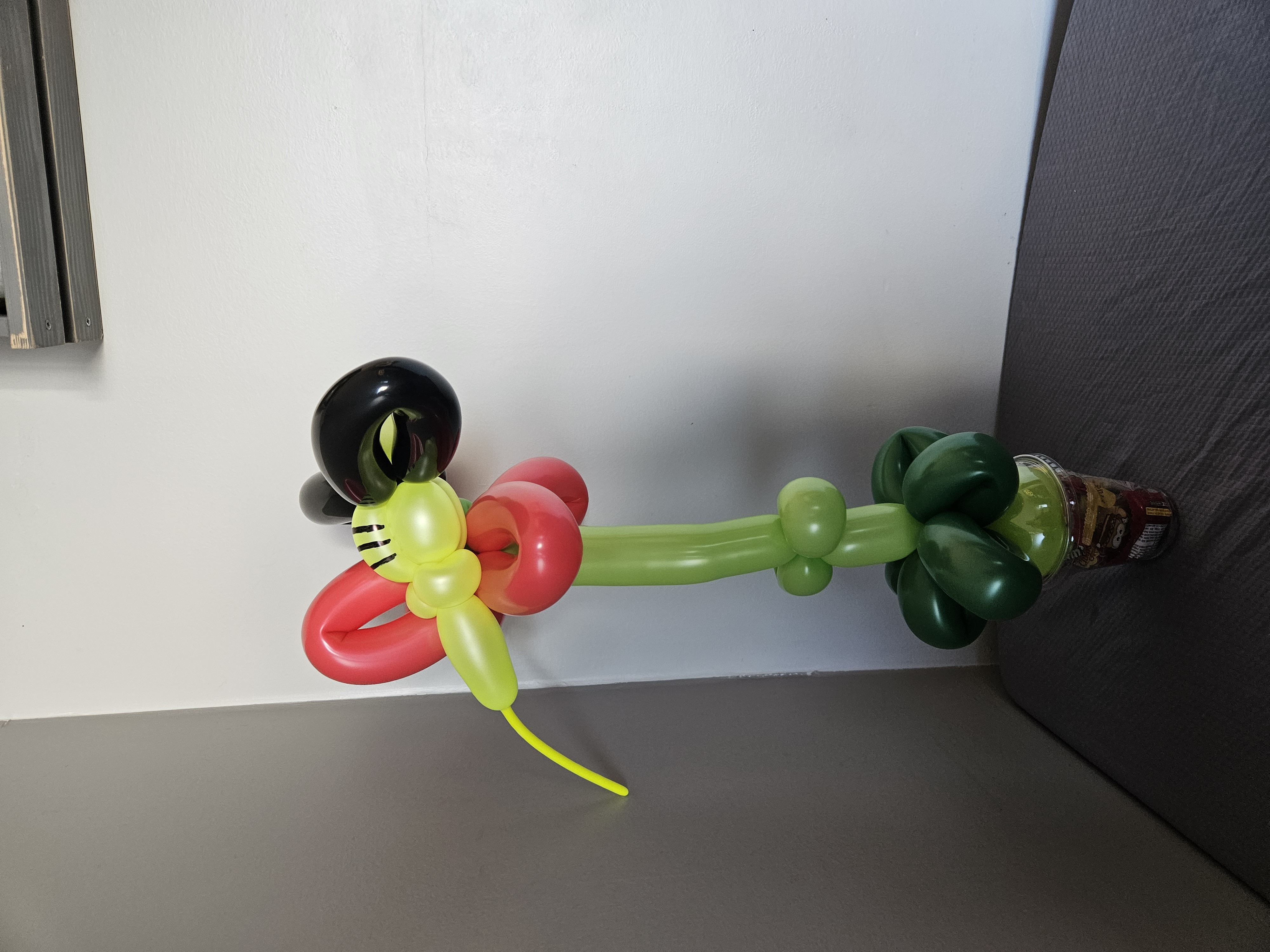 Balloon bee and flower on a candy cup
